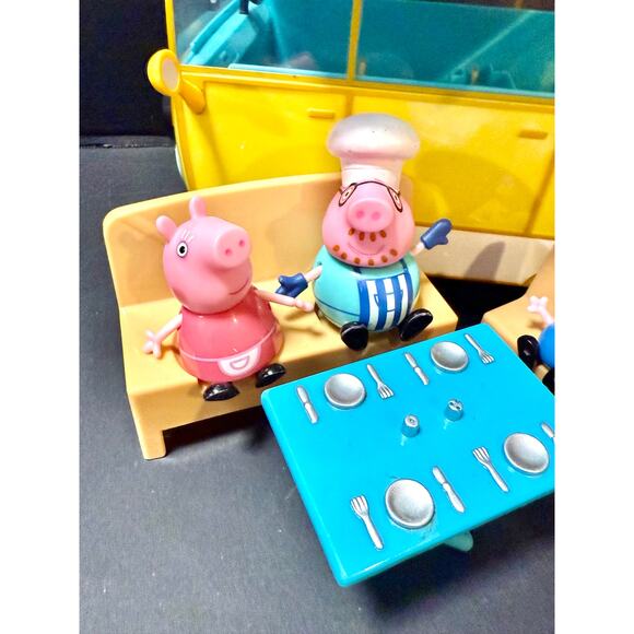 Peppa Pig Family Camper van vehicle 4 figures 2 seats table - Picture 3 of 9